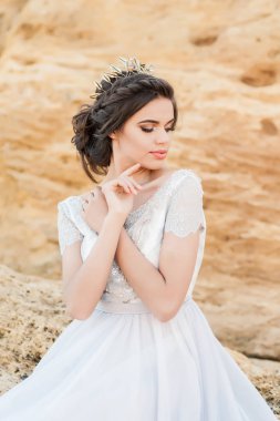 Sahilde poz lüks elbiseli romantik güzel gelin.