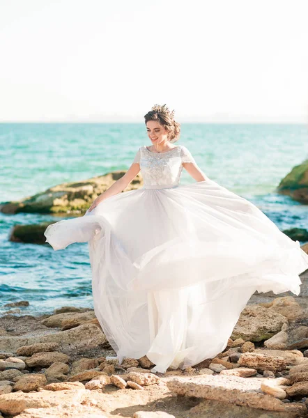 Hermosa novia al aire libre. Peinado de boda y maquillaje al aire libre —  Fotos de Stock