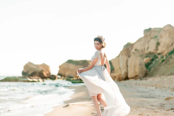 Mooie bruid in de buurt van de zee buiten. — Stockfoto