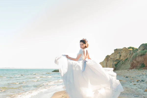 Linda novia al aire libre. Peinado de boda y maquillaje . —  Fotos de Stock