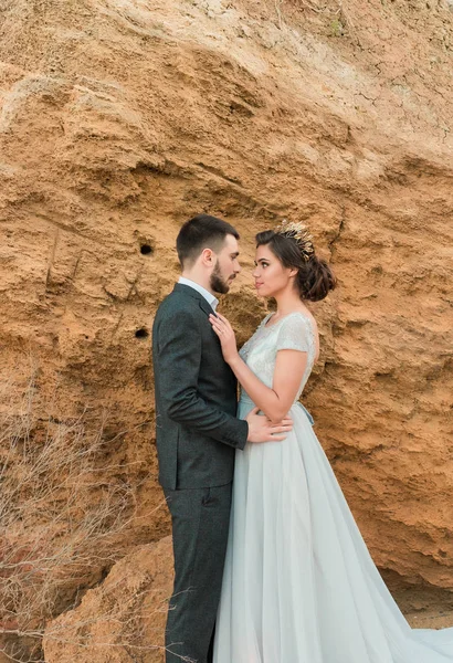 Noiva e noivo na cerimônia de casamento perto do mar — Fotografia de Stock