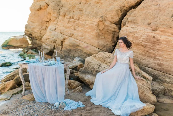 Hermosa novia al aire libre. Peinado de boda y maquillaje . —  Fotos de Stock