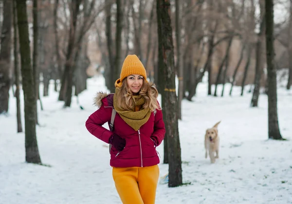 Model closed her eyes wearing stylish knitted winter hat and gloves. — Stock Photo, Image