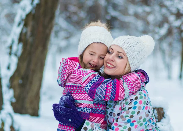 Elegante abrazo familiar juntos en cuento de hadas de nieve — Foto de Stock