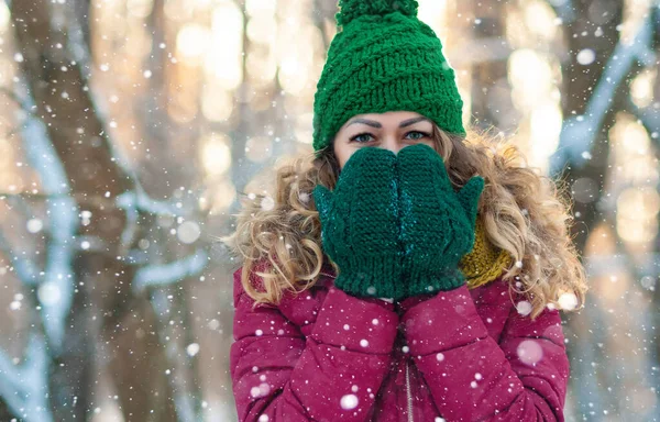 Joven mujer disfrutar de un mundo de nieve en invierno — Foto de Stock