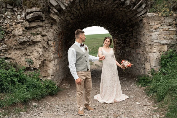 Couple de mariage, marié et mariée près de l'arche de mariage — Photo