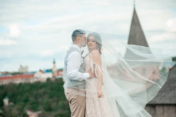 Heureux mariés le jour de leur mariage. — Photo