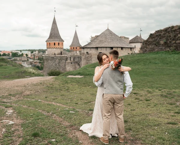 Mariée heureuse et marié sur leur mariage câlins — Photo