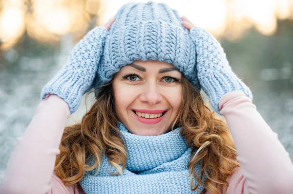 Sníh zimní dívka krása módní koncept. — Stock fotografie