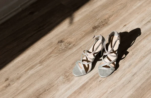 The bride shoes on her wedding day. — Stock Photo, Image