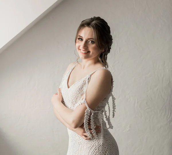 Närbild porträtt av vacker brud i lyx bröllopsklänning — Stockfoto