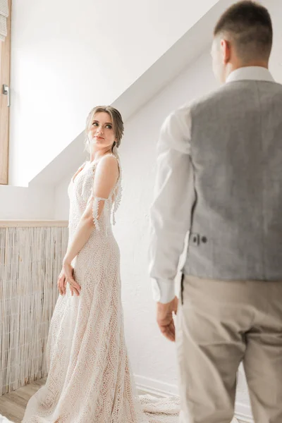 Sposo e sposa in hotel al chiuso — Foto Stock