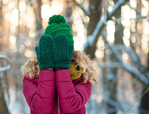 Joven mujer disfrutar de un mundo de nieve en invierno — Foto de Stock