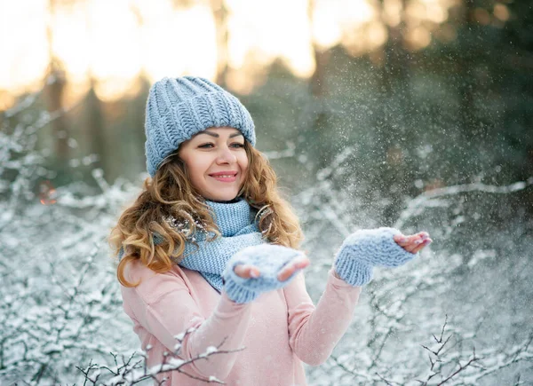 年轻女子在冬天享受雪的世界 — 图库照片