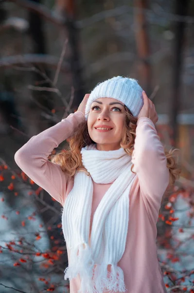 Красуня жінка позує тепло одягнена в сонячний день зими — стокове фото