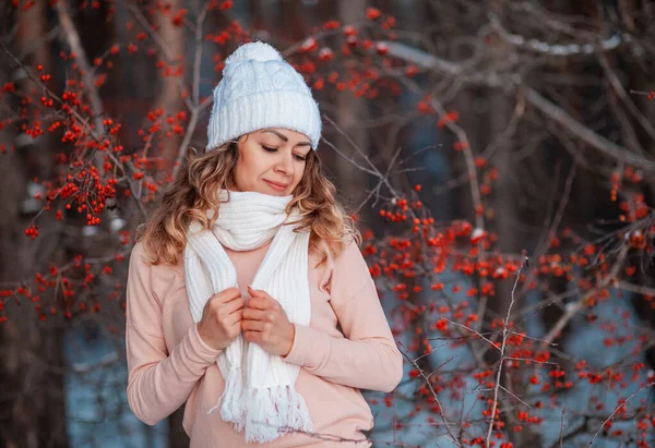 Молода жінка насолоджується сніговим світом взимку — стокове фото