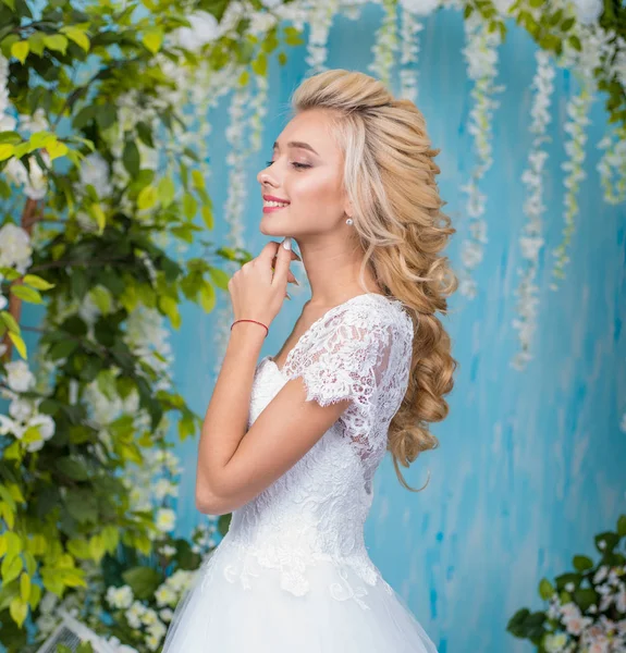 Beautiful bride in wedding decor in the interior studio — Stock Photo, Image