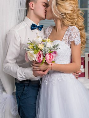 iç stüdyoda mutlu lüks gelin ve damat