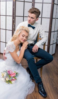 iç stüdyoda mutlu lüks gelin ve damat