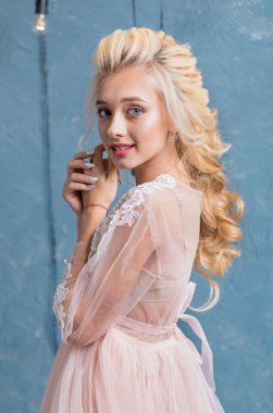 Stüdyoda beyaz desenli gelinlik içinde gelin.