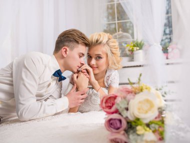 iç stüdyoda mutlu lüks gelin ve damat