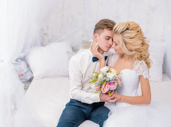 Élégant couple de mariage amoureux en studio intérieur — Photo