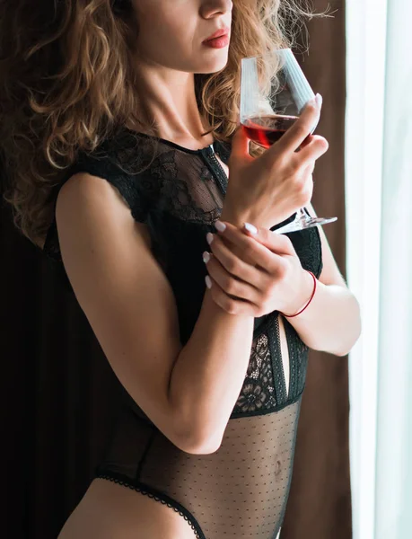 卷曲可爱的女人，穿内裤，喝杯酒 — 图库照片