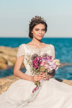 Güzel gelin portresi düğün makyajı ve saç stili deniz altyapısı