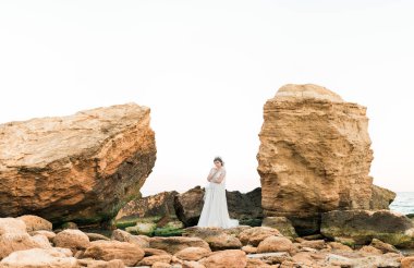 Lüks gelinlik taşından arka planda moda gelin modeli