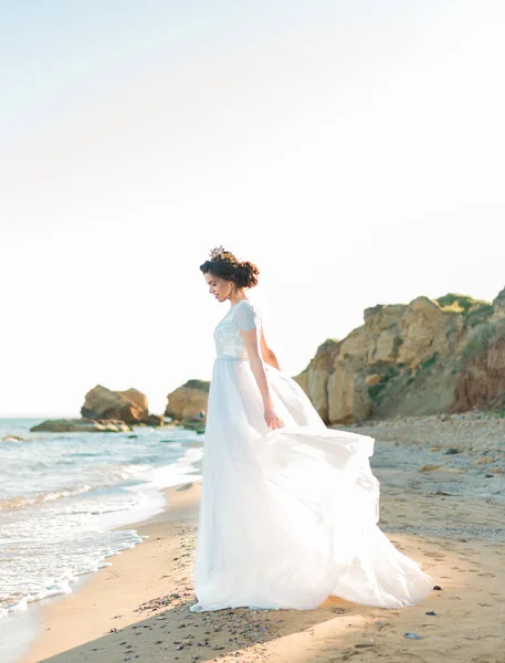 Hermosa novia retrato boda maquillaje y peinado mar orilla —  Fotos de Stock