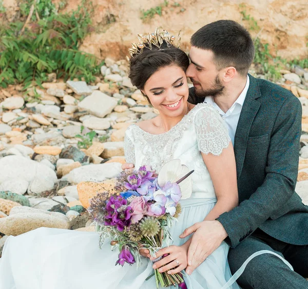 Casamento casal, noivo e noiva em vestido de noiva perto do mar à beira-mar — Fotografia de Stock