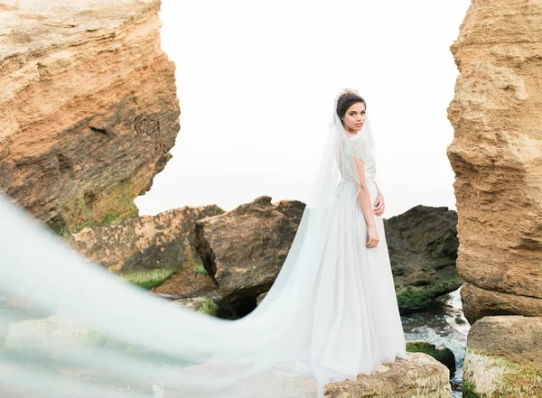 Fashion bruid model in luxe trouwjurk stenen achtergrond — Stockfoto