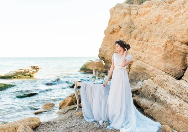 Mooie bruid portret bruiloft make-up en kapsel zee achtergrond — Stockfoto
