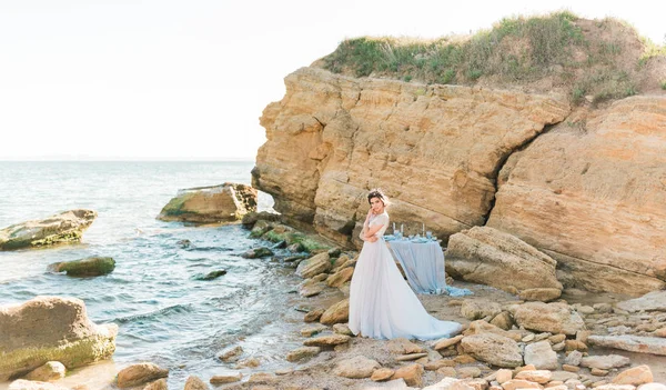 Hermosa novia retrato boda maquillaje y peinado fondo de mar —  Fotos de Stock