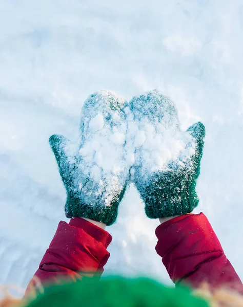 Manos en manoplas de punto azul con nieve fría en las manos — Foto de Stock