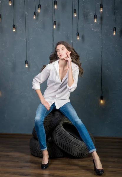 Портрет молодой элегантной женщины в джинсах . — стоковое фото