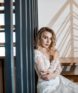 Stüdyoda beyaz desenli gelinlik içinde gelin.