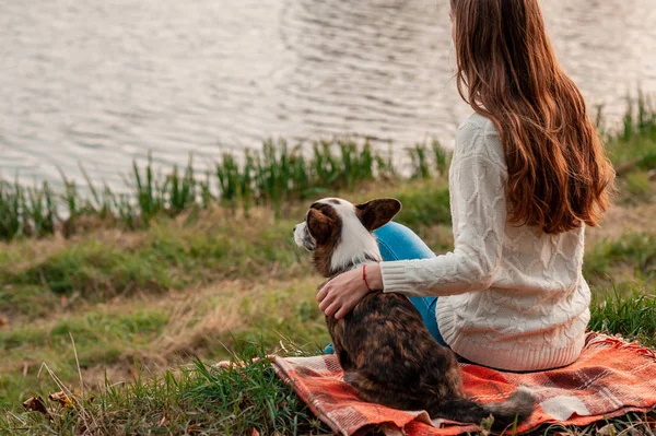 Lycklig Kvinna Tillsammans Med Walesisk Corgi Hund Park Utomhus Ung — Stockfoto