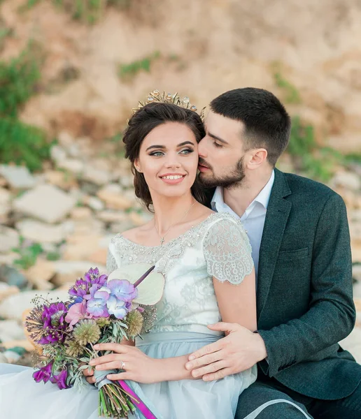 Recém Casados Felizes Estão Mãos Dadas Fundo Mar Azul Passeio — Fotografia de Stock