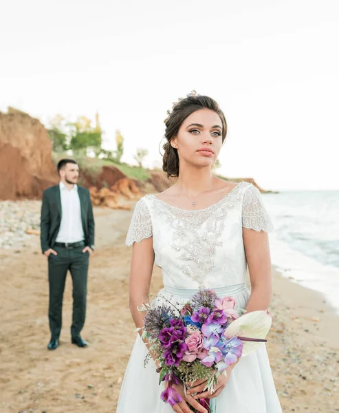 Closeup Retrato Casamento Jovem Noiva Noivo Com Buquê Posando Pela — Fotografia de Stock