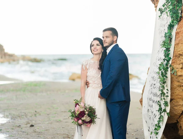 Casamento casal à beira-mar — Fotografia de Stock