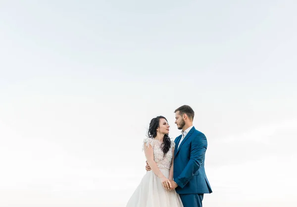 Casamento casal à beira-mar — Fotografia de Stock