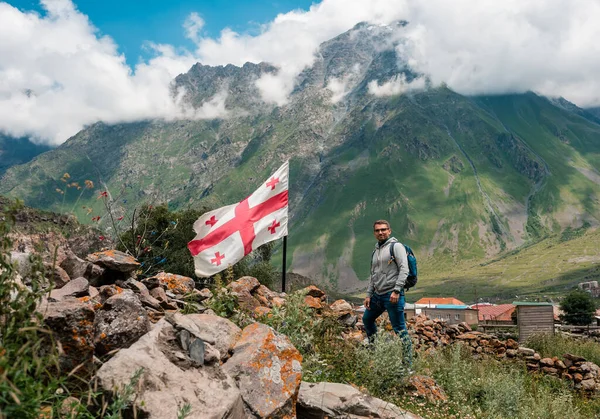Joven Pie Cerca Bandera Geogia Fondo Las Montañas Del Cáucaso — Foto de Stock