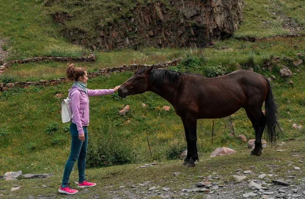 Joven Mujer Caucásica Viajero Caballos Paisaje Montaña Chica Abrazando Caballo —  Fotos de Stock