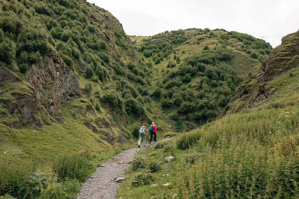 Dos Mujeres Escalan Fondo Las Montañas Caucásicas Viajes Estilo Vida — Foto de Stock