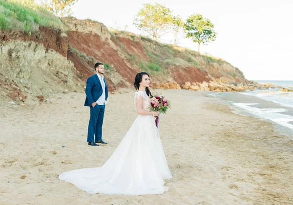 Primer Plano Retrato Novia Novio Jóvenes Boda Con Ramo Posando — Foto de Stock