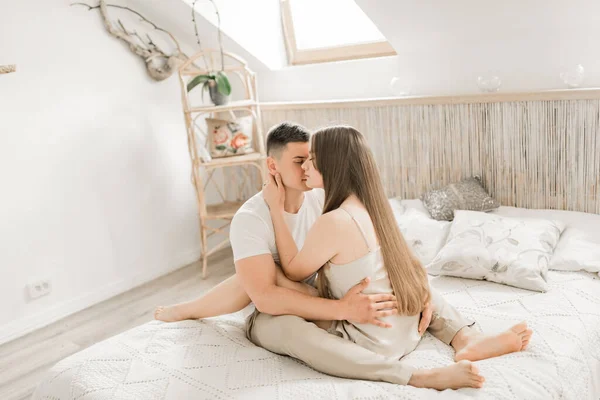 Adore Tirer Avec Des Bisous Décoratifs Des Câlins Joyeux Couple — Photo