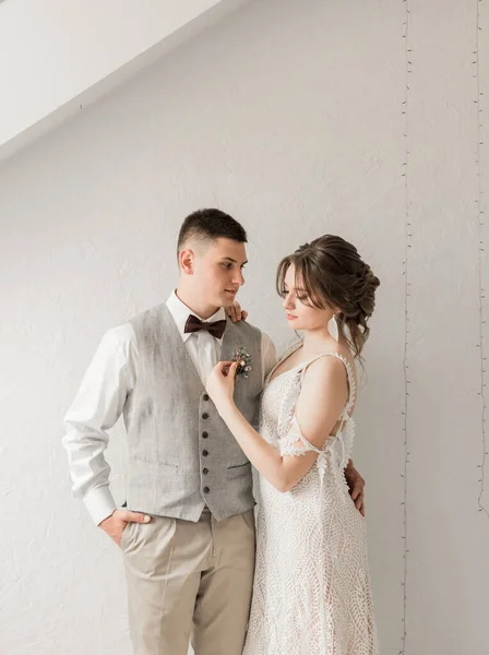 Bruiloft Shoot Met Decor Kussen Knuffels Gelukkig Stel Minnaars Bruid — Stockfoto