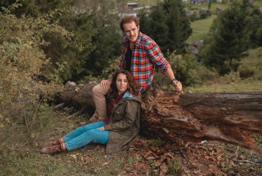 Koyun otlaklarında romantik bir çift..