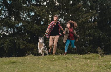 Birbirine aşık çiftler dağlarda köpekleriyle birlikte doğa yolculuklarında el ele tutuşurlar. Gençler birlikte mutlu. Sevgililer tatilde köpekle yürür